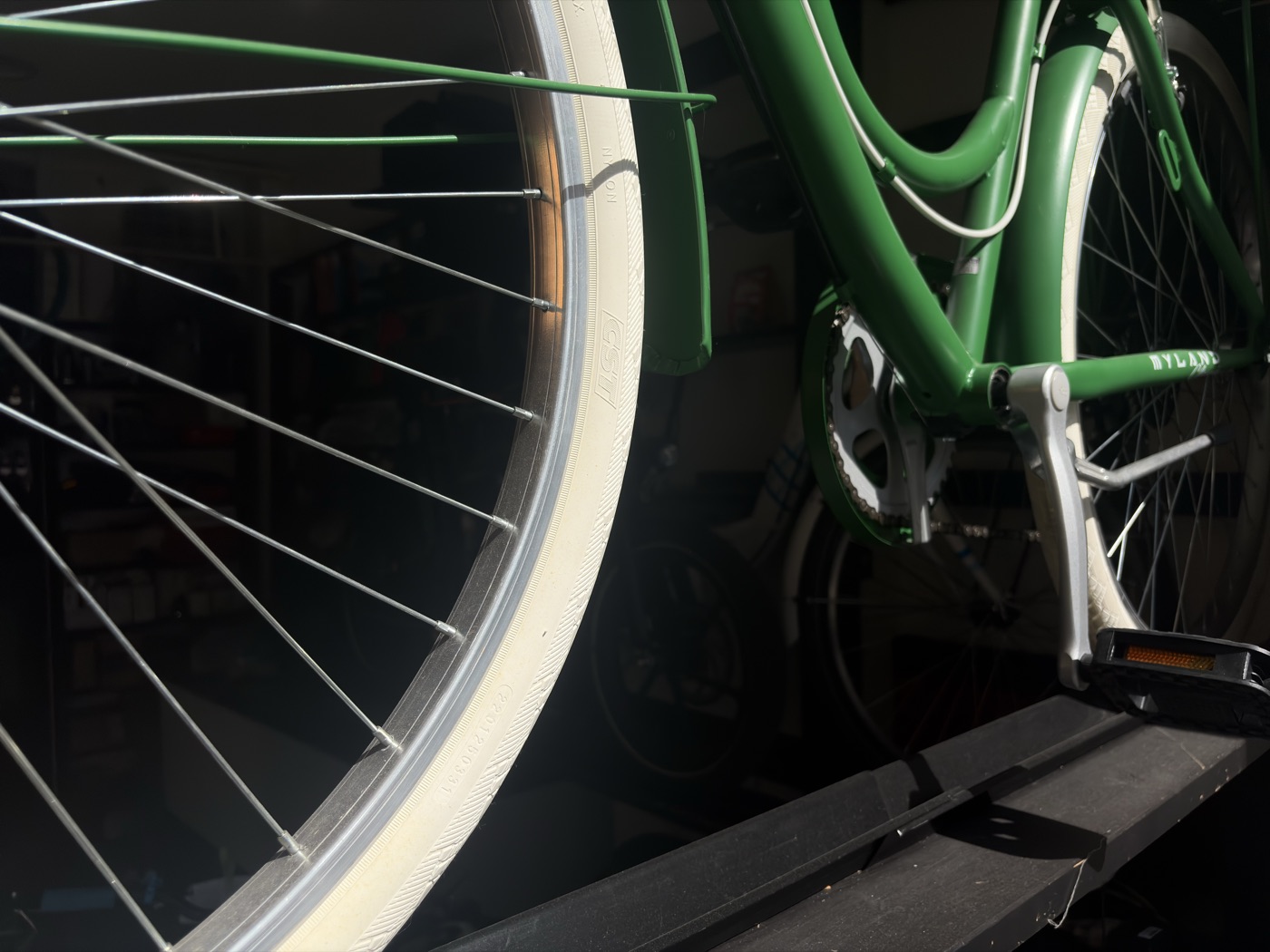 Roue d'un vélo vert